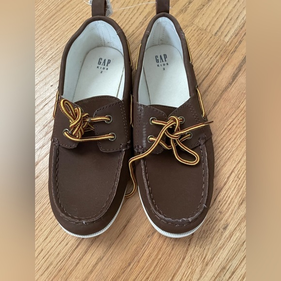 NWT Gap boat shoes, size 2 - Picture 1 of 2